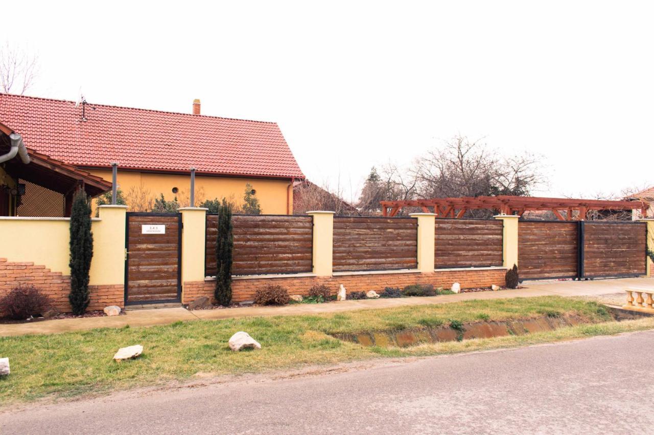 Mórahalom Borostyan Apartmanhaz מראה חיצוני תמונה